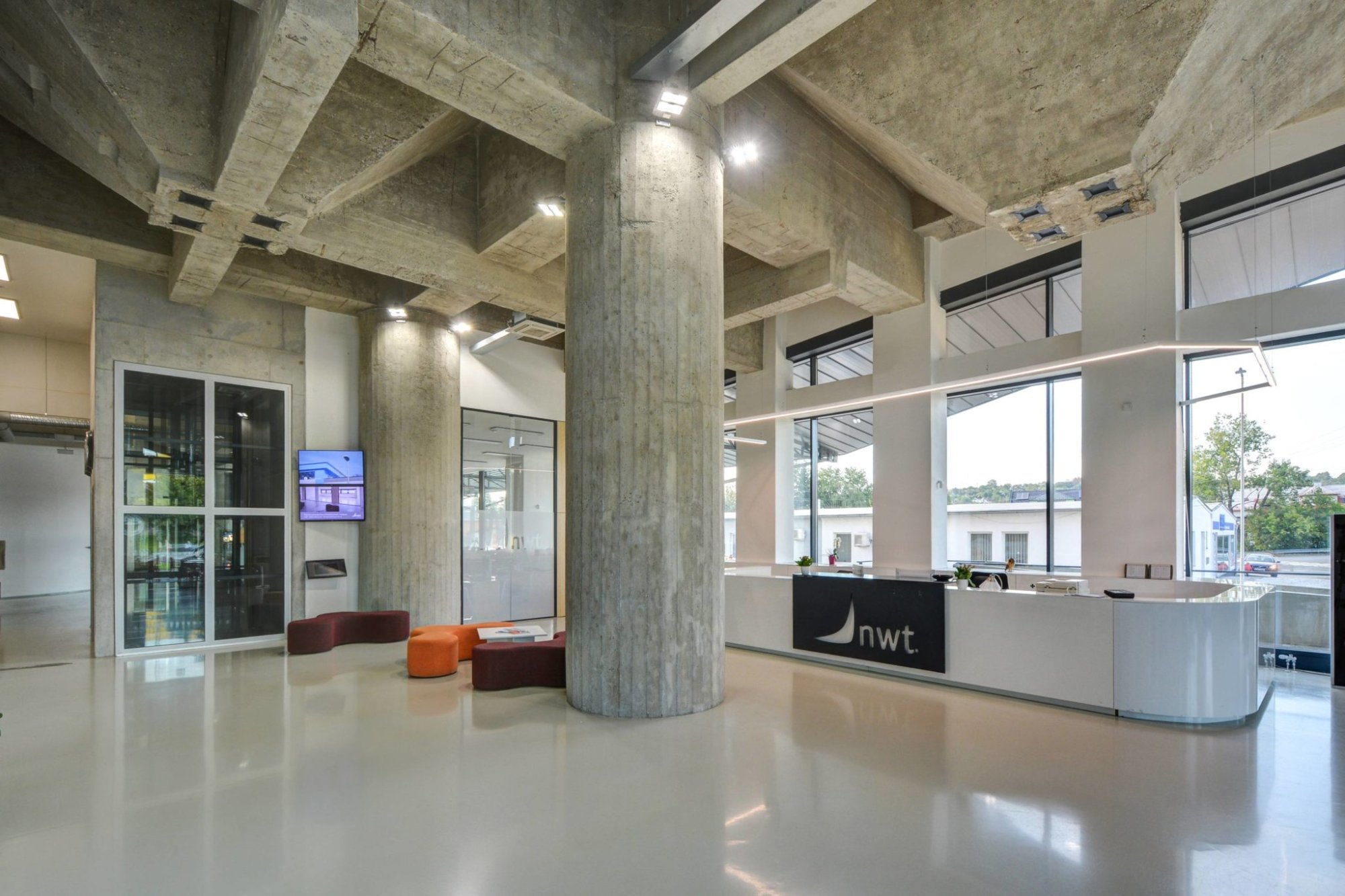 Interiér budovy Silo I s betonovými sloupy a velkými okny