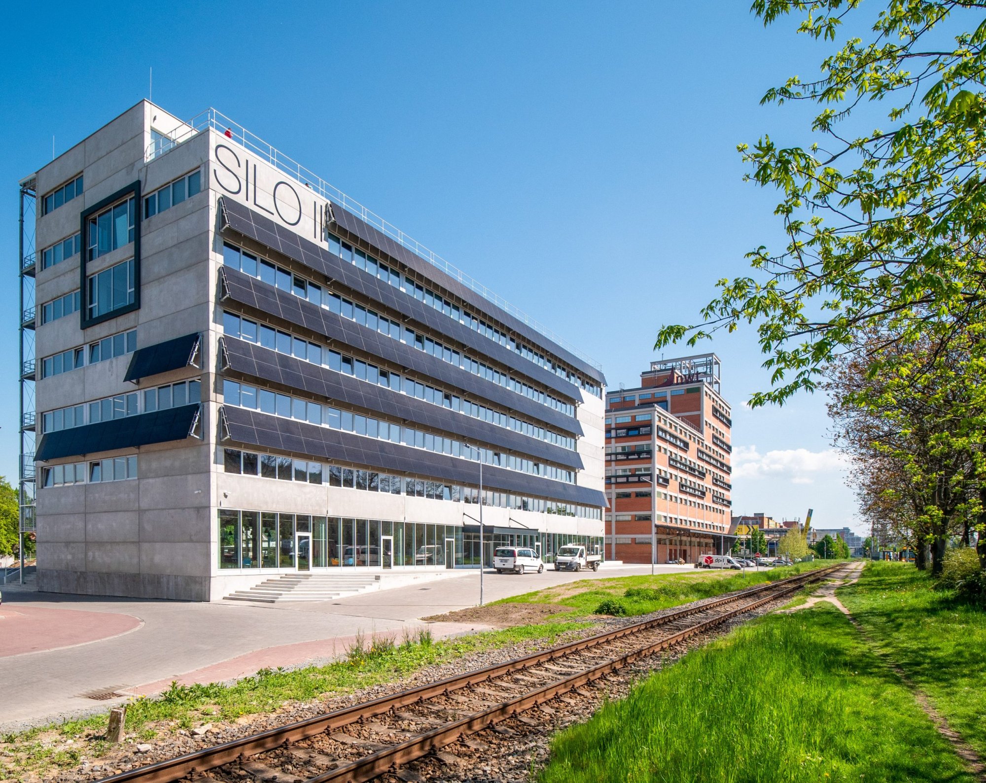 Budova Silo II s betonovou fasádou a sousední budova Silo I